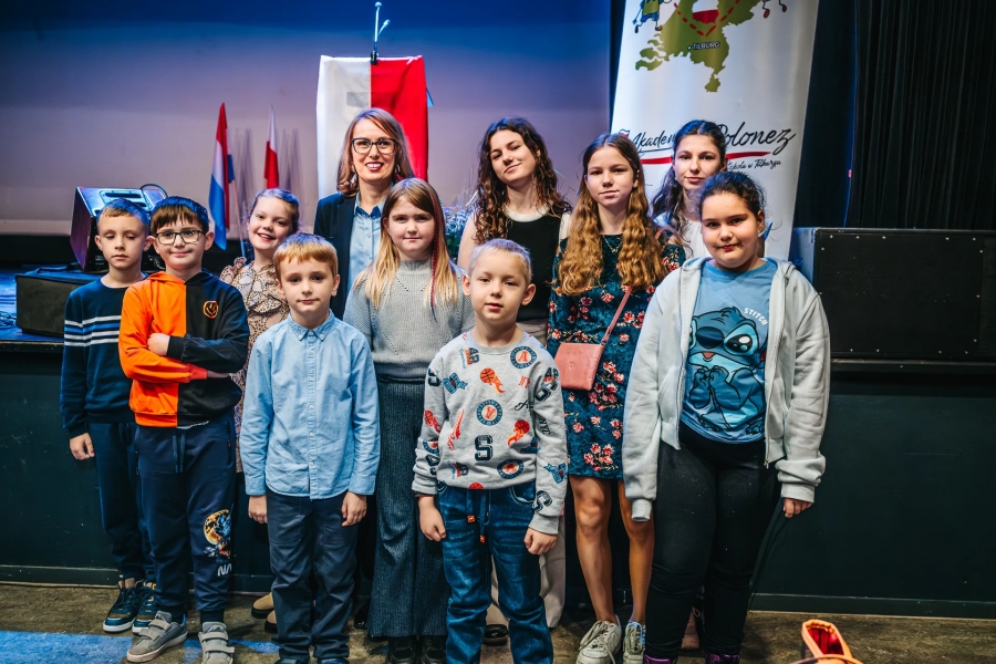 fot.Pawko Dr hab. Elżbieta Kruszyńska, prof. UMK wraz z dziećmi z Polskiej Szkoły w Tilburgu.