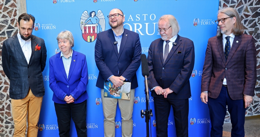 Stoją od lewej: dr hab. Arkadiusz Karwacki, prof. UMK, prof. dr hab. Maria Lewicka, Paweł Gulewski, prof. dr hab. Andrzej Tretyn i dr hab. Adam Kola, prof. UMK fot.fot. Andrzej Romański Stoją od lewej: dr hab. Arkadiusz Karwacki, prof. UMK, prof. dr hab. Maria Lewicka, Paweł Gulewski, prof. dr hab. Andrzej Tretyn i dr hab. Adam Kola, prof. UMK