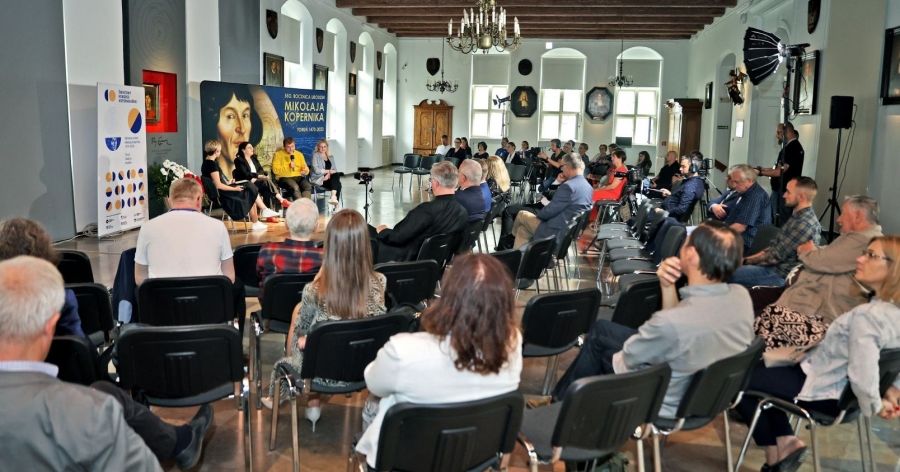 Debata Kopernikańska pt. "Od Kopernika do kwantowej grawitacji" odbędzie się 6 grudnia w Sali Mieszczańskiej w Muzeum Okręgowym fot.fot. Andrzej Romański Debata organizowana z okazji 550. rocznicy urodzin Mikołaja Kopernika, w której uczestniczy czworo ludzi. Widać także widownię na krzesłach. Debata odbywa się w sali mieszczańskiej Muzeum Okręgowego
