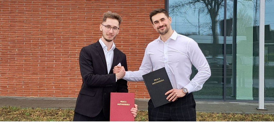 inż. Kamil Przeczewski i inż. Jakub Stachowski fot.R. Szczepański inż. Kamil Przeczewski i inż. Jakub Stachowski na tle budynku Centrum Nauk Technicznych