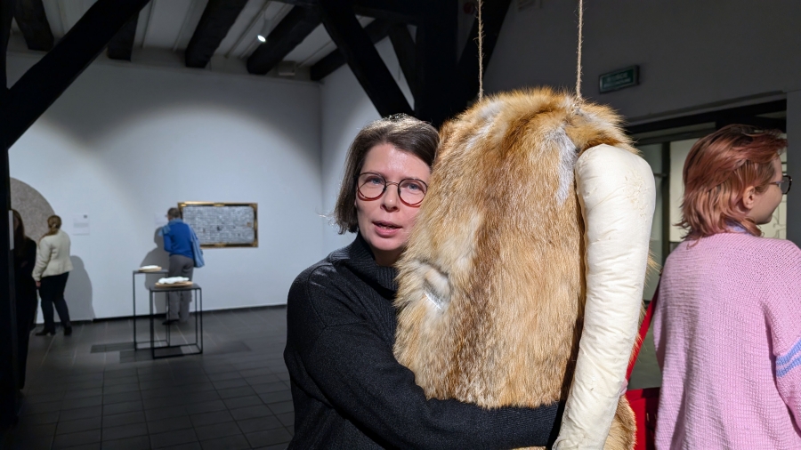 Aleksandra Sojak-Borodo z pracą Magdaleny Chomiak Zdjęcie ilustracyjne