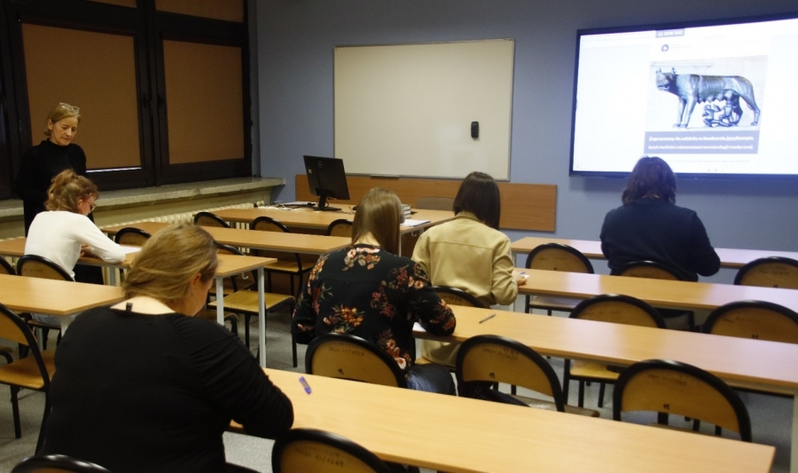 Konkurs „Język łaciński z elementami terminologii medycznej” fot.Łukasz Piotrowski kilka osób w sali wykładowej rozwiązuje test