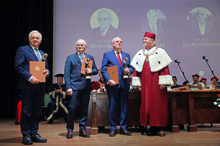 Prof. Edward Szłyk fot.fot. Andrzej Romański Prof. Edward Szłyk odbierający statuetkę z rąk Rektora