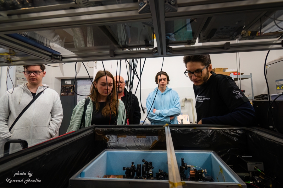 Wizyta w Laboratorium technik spektroskopowych fot.Konrad Hoelke Zdjęcie z Laboratorium technik spektroskopowych Instytutu Fizyki, gdzie dr inż. G. Kowzan opowiada uczniom o badaniach