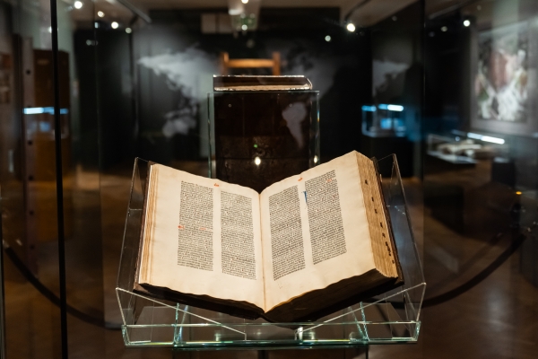 BIBLIA GUTENBERGA W RĘKACH BADACZY I KONSERWATORÓW Z WSzP Zdjęcie ilustracyjne