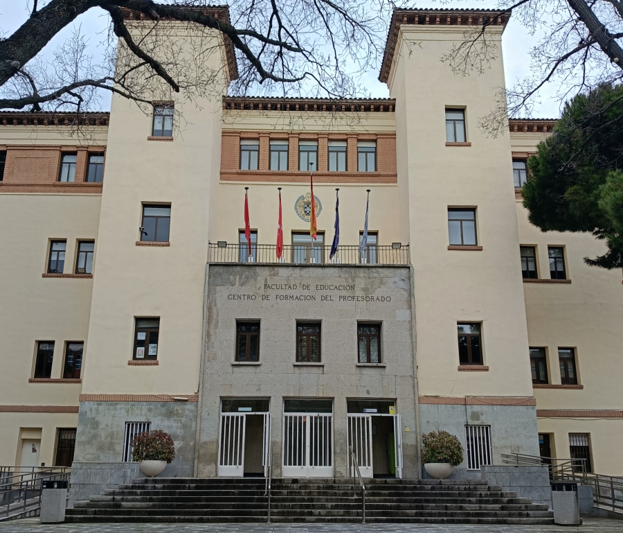 Wydział Edukacji – Centrum Kształcenia Nauczycieli na Uniwersytecie Complutense w Madrycie fot.Agata Piasecka Duży budynek z jasną elewacją. Nad wejściem do budynku godło uniwersyteckie i napis: Facultad de Educación Centro de Formación del Profesorado.