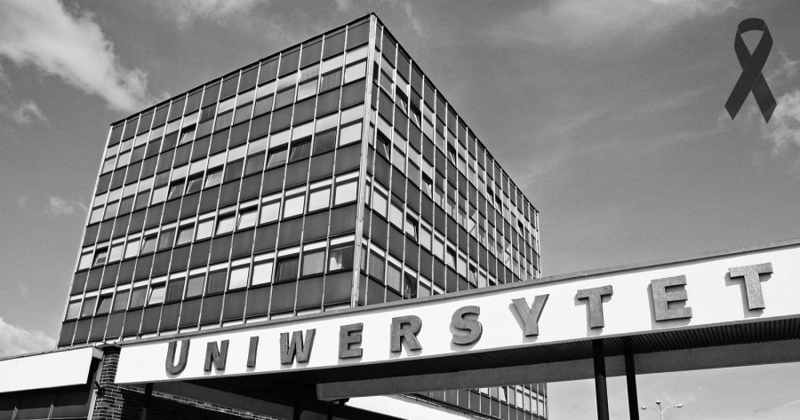 photo:Andrzej Romański Black and white photograph of the Rectorate of the University of Nicolaus Copernicus. The inscription Uniowersytet is visible. Black ribbon added as a sign of mourning.