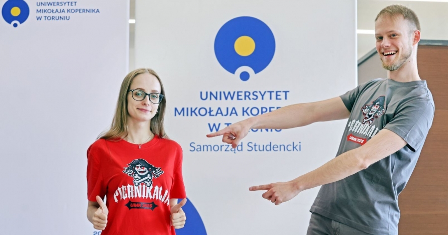 The organisers of this year's Piernikalia talked about the main points of the event and presented the commemorative T-shirts photo:fot. Andrzej Romański Two people in commemorative red and grey T-shirts