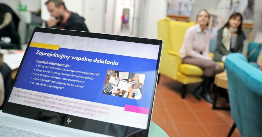 Within the framework of the Bridging generations programme, many activities are planned to foster intergenerational and cultural exchange photo:Andrzej Romański In the foreground, a laptop screen, on which is written in Polish ?Let's design a joint action?. In the background, several people - their image is blurred