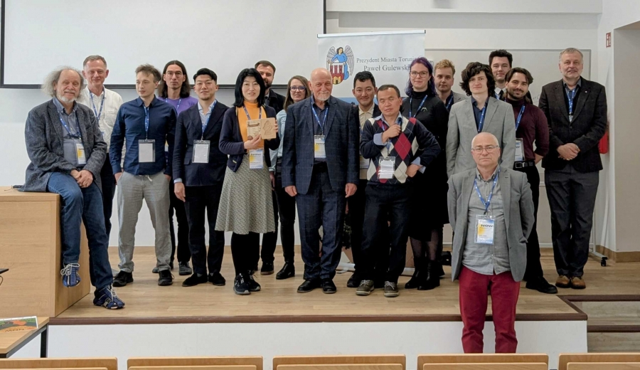 Uczestnicy konferencji pozują do zdjęcia w sali konferencyjnej