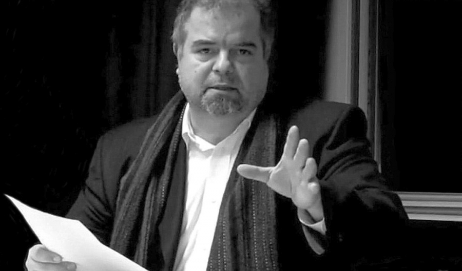 Dr Andrzej Nieuważny (1960-2015) fot.nadesłane Czarno-białe zdjęcie mężczyzny w średnim wieku w trakcie przemowy, z niewiekim zarostem, w garniturze, trzymającym w jednej ręce kartkę, a drugą ręką gestykulujący.