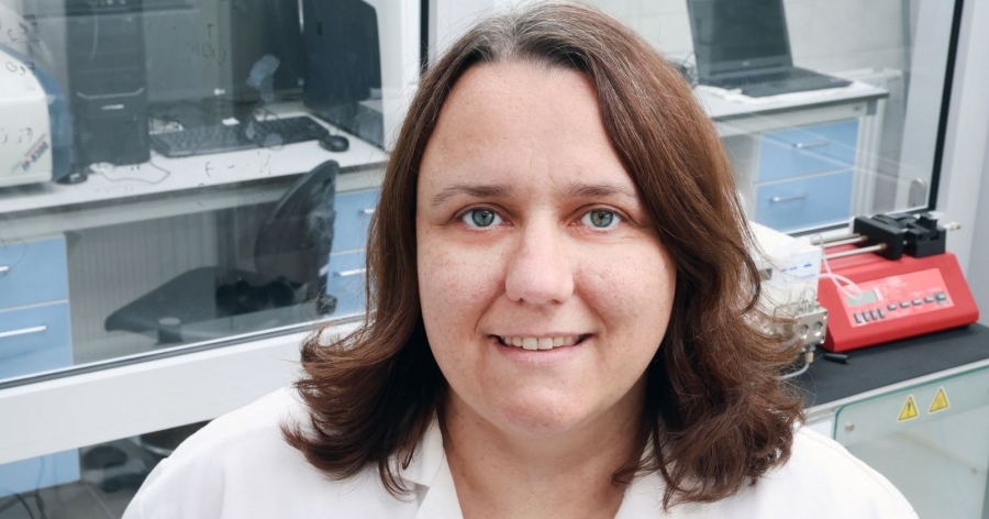 Dr Oleksandra Pryshchepa w ramach nagrodzonego projektu opracuje innowacyjny kosmetyk do pielęgnacji dla osób z atopowym zapaleniem skóry fot.fot. Andrzej Romański Zdjęcie portretowe dr Oleksandry Pryshchepy. Badaczka stoi na tle urządzeń laboratoryjnych
