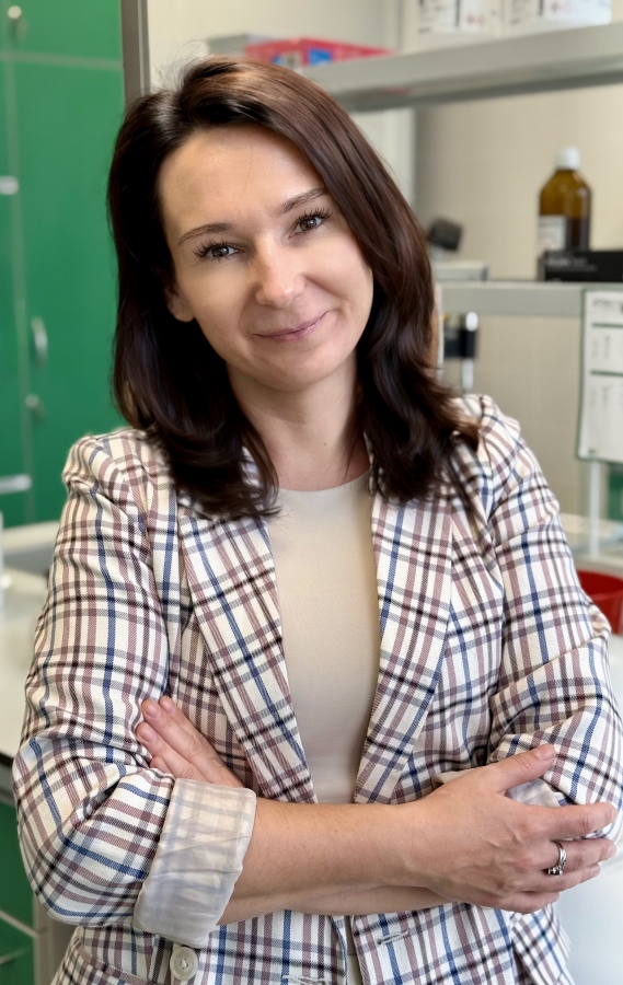 dr Hanna Kletkiewicz SONATA 20 fot.prof. dr hab. Małgorzata Jefimow Zdjęcie portretowe pani doktor, widziane od połowy w laboratorium. Postać jest lekko uśmiechnięta