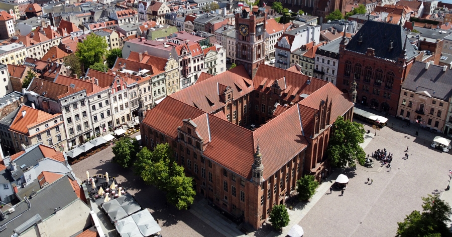 Podobnie jak przed dekadą, gdy UMK świętował 70-lecie, jednym z wydarzeń jubileuszowych będą obrady Senatu w samym sercu toruńskiej starówki fot.fot. Sławomir Kowalski dla Urząd Miasta Torunia Zdjęcie jest wykonane z lotu ptaka i przedstawia Rynek Staromiejski w Toruniu, z budynkiem ratusza w centrum