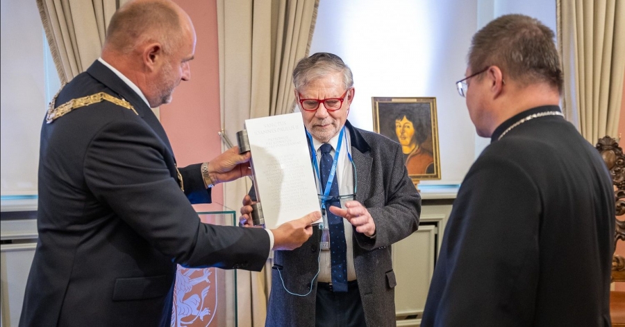 Wręczenie nagrody Fides et Ratio prof. Josephowi Weilerowi odbyło się 3 czerwca podczas uroczystości w Pałacu Dąmbskich fot.fot. Szymon Zdziebło/tarantoga.pl dla UMWKP Marszałek województwa wręcza statuetkę prof. Weilerowi. Obok stoi kardynał Grzegorz Ryś, w tle portret Mikołaja Kopernika