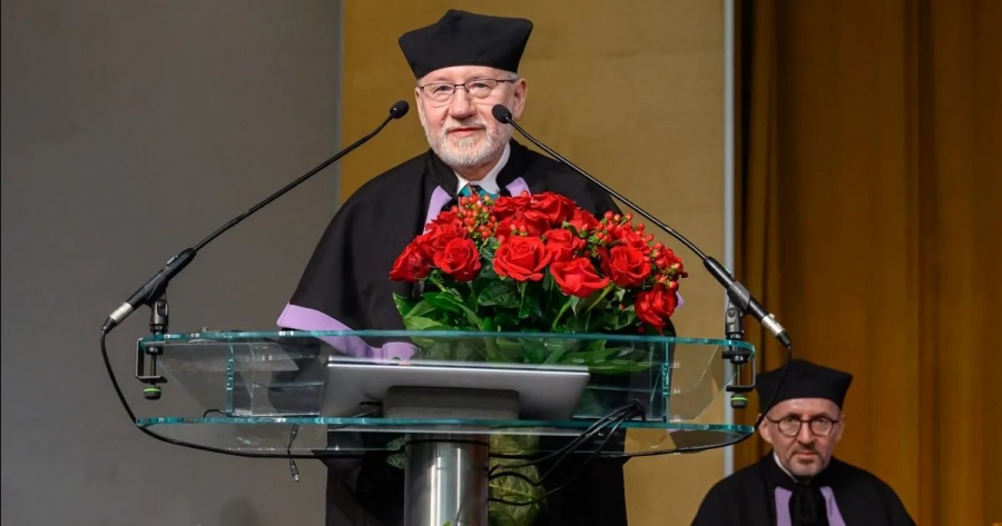 Honorowe wyróżnienie przyznano prof. Zbigniewowi Witkowskiemu w uznaniu jego wkładu w rozwój polskiego prawa konstytucyjnego oraz zasług dla rozwoju Uniwersytetu Warmińsko-Mazurskiego, zwłaszcza Wydziału Prawa i Administracji UWM. fot.fot. Uniwersytet Warmińsko-Mazurski Prof. Witkowski stoi za mówinicą, trzyma bukiet róż