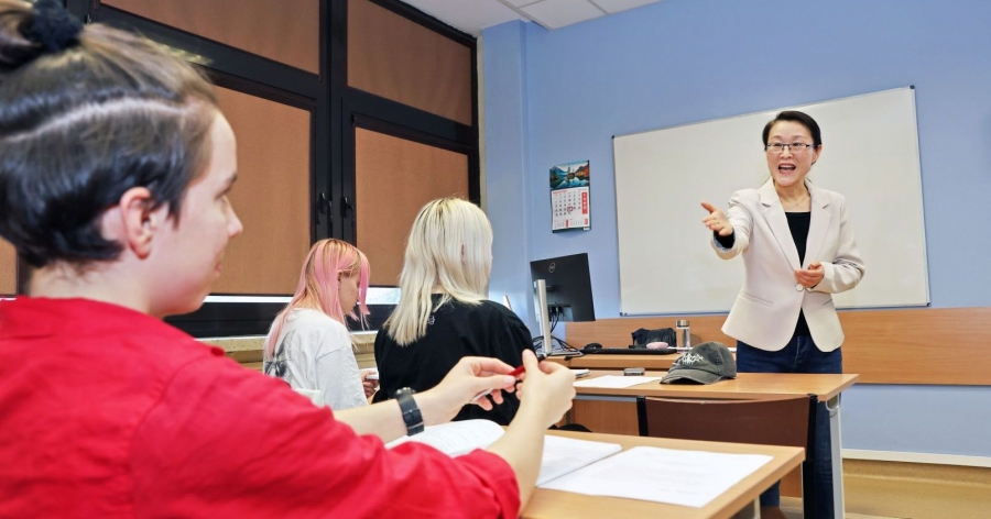 Feedback from students will be used to manage the university's didactic offer more efficiently photo:fot. Andrzej Romański Picture taken during the class, the teacher pointed at the student who replied to a question