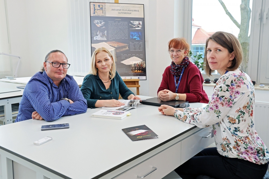 Na zdjęciu od lewej: kierujący projektem dr hab. Juliusz Raczkowski, prof. UMK, dr Jolanta Czuczko, dr Dorota Jutrzenka-Supryn, mgr Joanna Sroka fot.Andrzej Romański Zdjęcie ilustracyjne