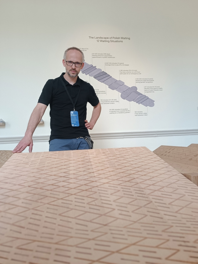 Dr Stanisław Kośmiński wyrzeźbił w drewnie jeden z dwunastu elementów instalacji artystycznej Pawilonu Polskiego na London Design Biennale 2025. fot.Krzysztof Dubicki Zdjęcie ilustracyjne
