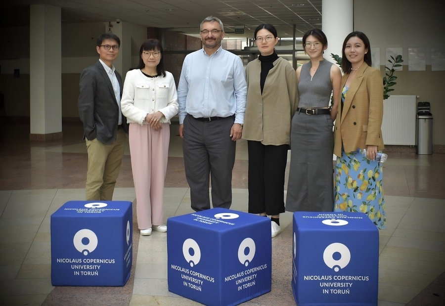 Organizator of the meeting (dr hab. Jarosław Przeperski) with delegation from Chinese University of Hong Kong Zdjęcie ilustracyjne
