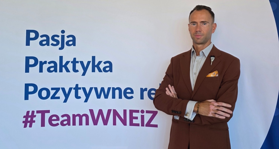 fot.Nadesłane mężczyzna stojący na tle napisu: