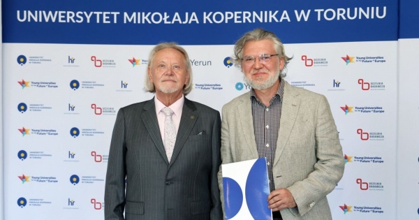 Dr. Rafał Kleśta-Nawrocki z Nagrodą Rektora UMK Zdjęcie ilustracyjne