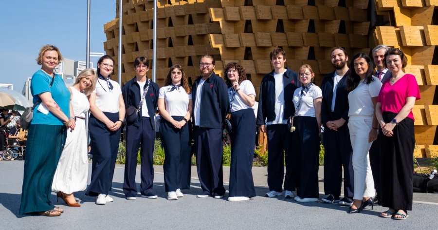 W czerwcu w ramach wizyty monitorującej naszych studentów w Osace odwiedziły dr Marcelina de Zoete-Leśniczak z Wydziału Humanistycznego i Anna Prykanowska z Działu Międzynarodowych Partnerstw i Mobilności Edukacyjnej fot.Polska Agencja Inwestycji i Handlu Grupa kilkunastu osób, w tym studentów UMK, stoi przed okazałym drewnianym budynkiem Pawilonu Polski na EXPO