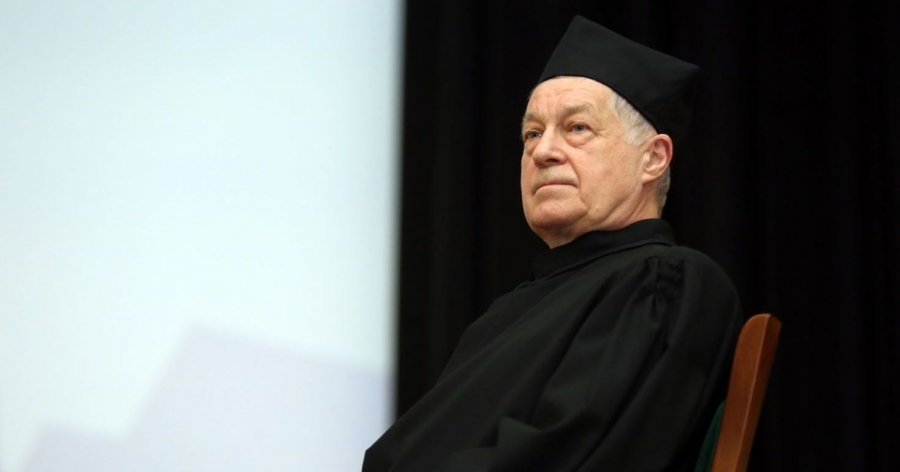 Prof. dr hab. Andrzej Cichocki jest najczęściej cytowanym polskim informatykiem fot.fot. Andrzej Romański Mężczyzna w czarnej todze siedzi na krześle.