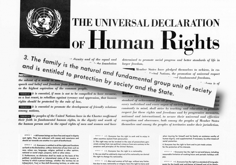 Fragment karty z Powszechną Deklaracją Praw Człowieka z 1948 roku fot.United Nations Department of Public Information via wikipedia.org Nagłówek i fragment tekstu deklaracji w języku angielskim z nałożonym na to fragmentem paragrafu 16, punkt 3, mówiącym o rodzinie.