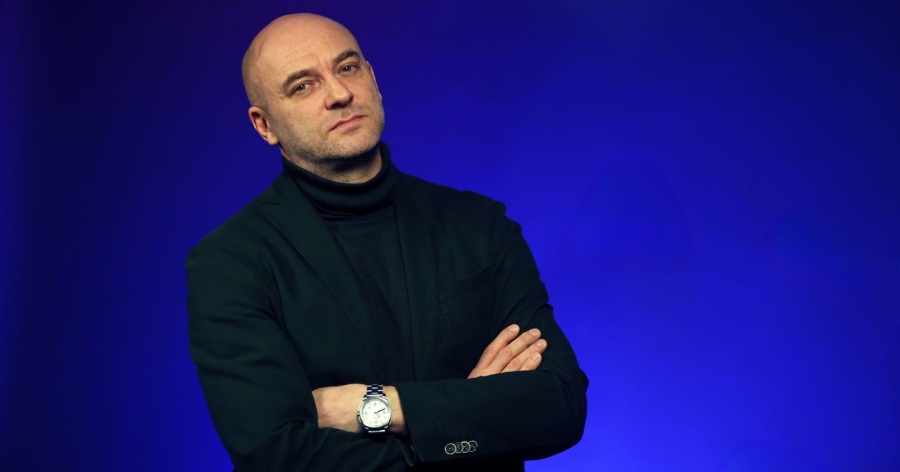 Prof. dr hab. Tomasz Szlendak z Katedry Badań Kultury w Instytucie Socjologii (Wydział Filozofii i Nauk Społecznych UMK) fot.fot. Andrzej Romański Zdjęcie portretowe. Mężczyzna patrzy w obiektyw, ma skrzyżowane ręce