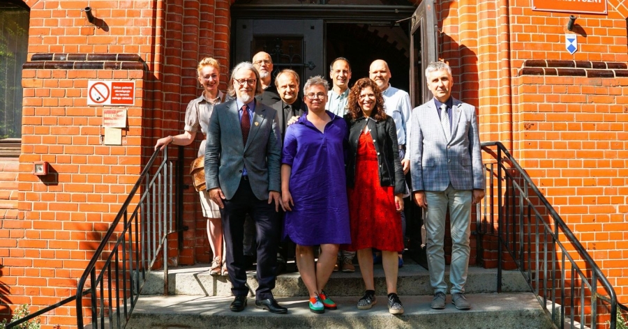 Uniwersytet Sorbonne Nouvelle, znany z silnego profilu humanistycznego i aktywnego udziału w projektach międzynarodowych, od lat pozostaje jednym z kluczowych partnerów UMK w YUFE fot.Ewa Konopa 9 osób stoi przed zabytkowym budynkiem z czerwonej cegły