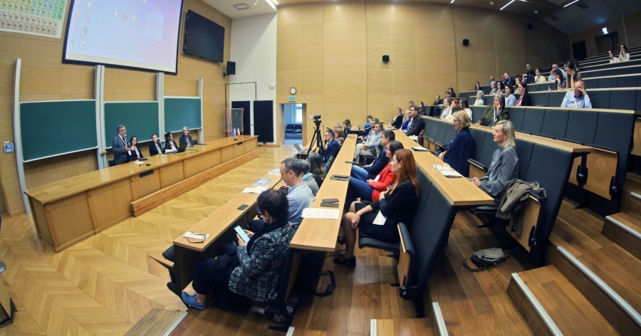 Spotkanie otworzyło dwudniowy warsztat poświęcony prezentacji oferty badawczej ERIHS.pl, w trakcie którego omówione zostaną metody badawcze wykorzystywane w konsorcjum, wyniki dotychczasowych projektów oraz szczegóły nowego naboru wniosków fot.fot. Andrzej Romański Ludzie w sali wykłądowej, za stołem prezydialnym znajduje się 5 osób, jedna z nich przemawia na stojąco, pozostałe siedzą