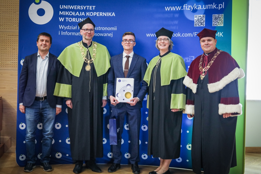 Najlepszy absolwent 2024/25 mgr inż. Marcin Makowski fot.Magda Zubrycka-Wernerowska, Dział Promocji i Komunikacji Władze Uczelni, Wydziału i Instytutu Fizyki z laureatem tytułu najlepszego absolwenta pozują do zdjęcia