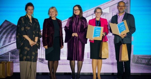 Modernistyczny spacer po nagrody Zdjęcie ilustracyjne