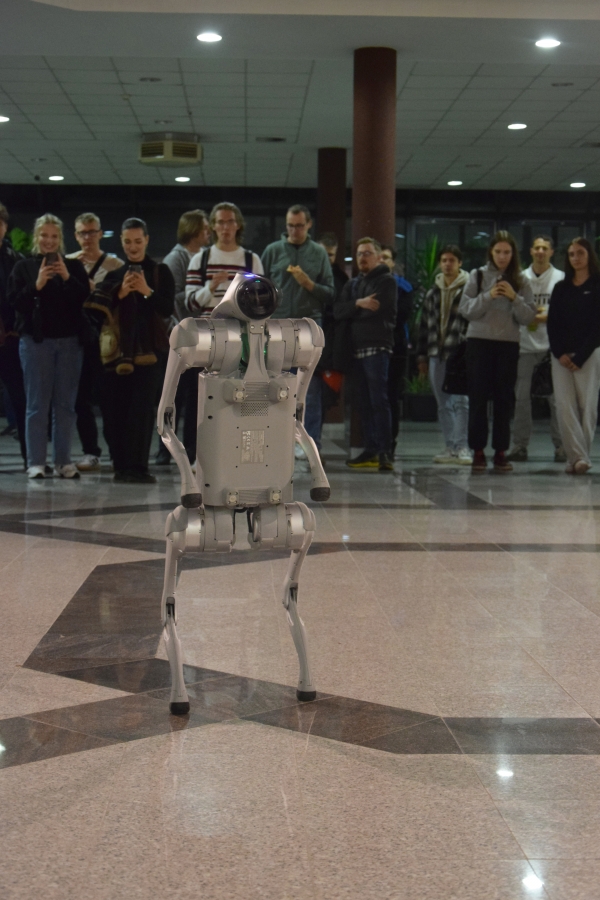 Robot Unitree na meetit.live. fot.Ł. Rzepnicki Robot Unitree na meetit.live.