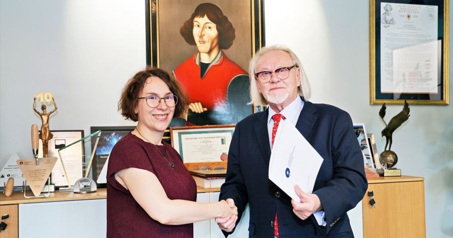 Dr Agata Karska 13 października odebrała powołanie z rąk JM Rektora UMK prof. dr. hab. Andrzeja Tretyna fot.fot. Andrzej Romański Dr Agata Karska ściska dłoń rektora UMK prof. dr. hab. Andrzeja Tretyna