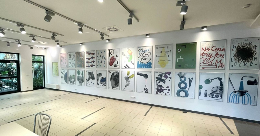 Galeria plakatu ctrl+plant tworzona jest wspólnie przez Katedrę Projektowania Graficznego i Interdyscyplinarne Centrum Nowoczesnych Technologii fot.fot. Krzysztof Skrzypczyk Zdjęcie prezentuje pierwszą wystawę w Galerii ctrl+plant, na ścianie w dwóch rzędach wiszą plakaty