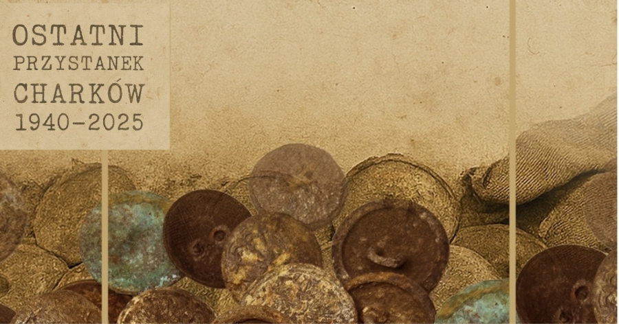 „Ostatni przystanek Charków 1940–2025” fot.nadesłane Zdjęcie starych, zardzewiałych guzików, niektóre z wizerunkiem polskiego orła