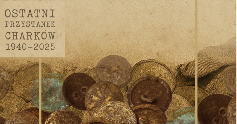 Zdjęcie starych, zardzewiałych guzików, niektóre z wizerunkiem polskiego orła