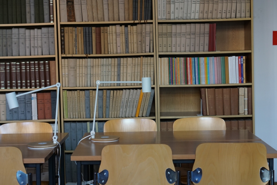 Regały z książkami w Bibliotece Collegium Maius.