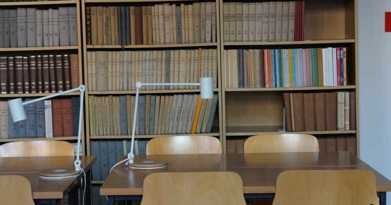 Regały z książkami w Bibliotece Collegium Maius.