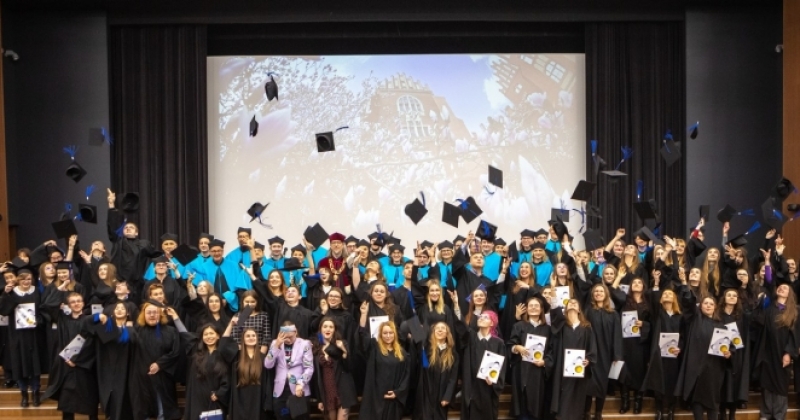 W Auli UMK absolwentki i absolwenci Wydziału Humanistycznego podrzucają w górę birety.