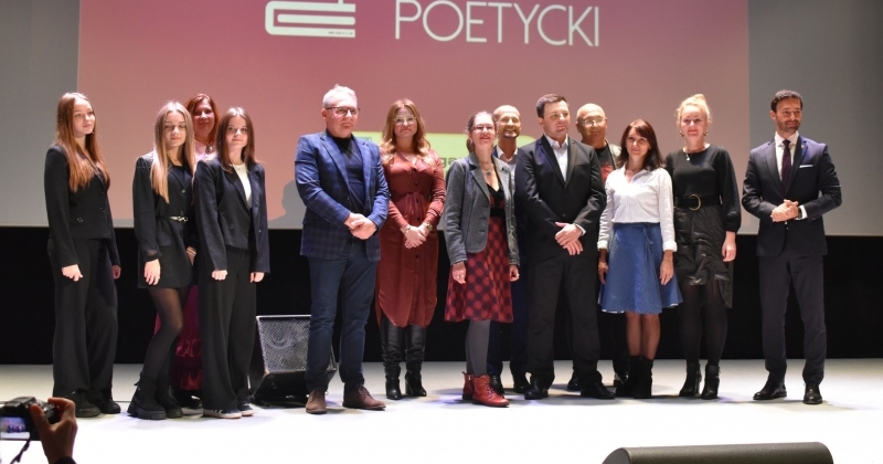 Jury wraz z nagordzonymi podczas XX edycji ?Rypińskiego Albumu Poetyckiego?