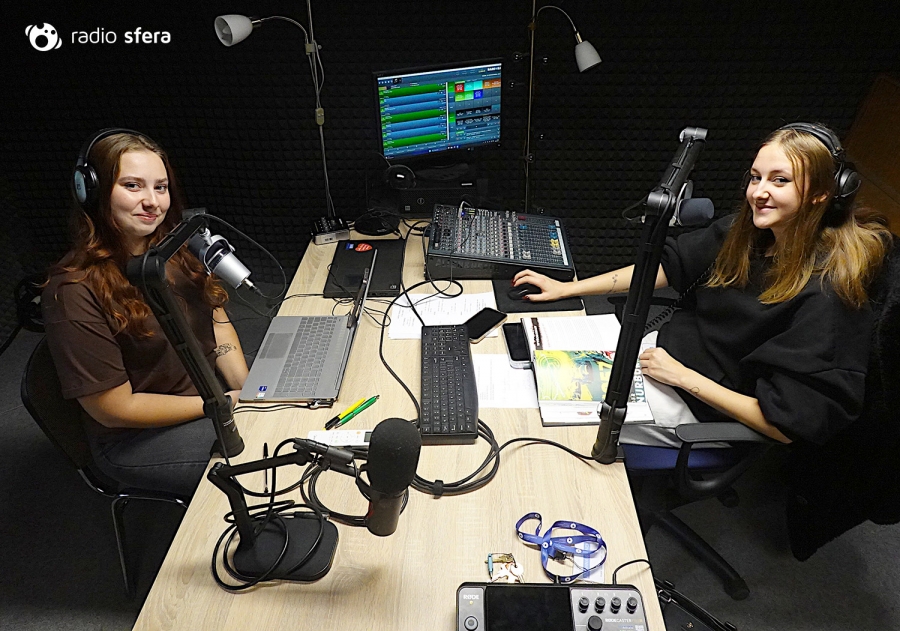 Szkolenie z warsztatu dziennikarza radiowego w Radiu Sfera UMK na zdjęciu 2 dziennikarki radiowe w studio przy mikrofonach