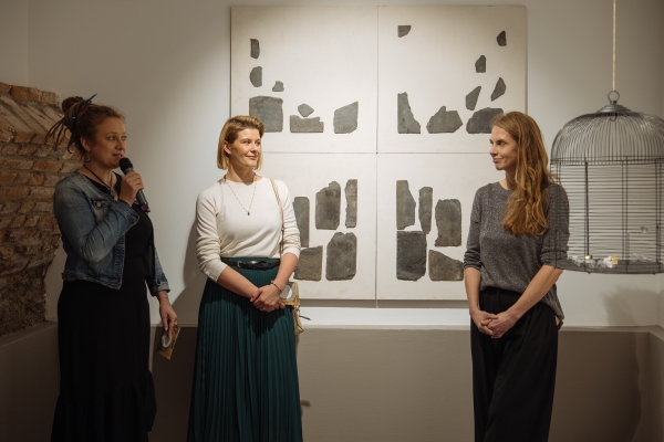 FOTORELACJA Z WYSTAWY "DOM - PORTRET WŁASNY" ANNY ZARĘBY Zdjęcie ilustracyjne