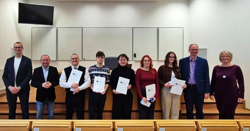 Nagrodzeni studenci za działalność organizacyjną wraz z opiekunami kół naukowych, Dziekanem WFAiIS oraz Prodziekan ds. Studenckich w Audytorium COK