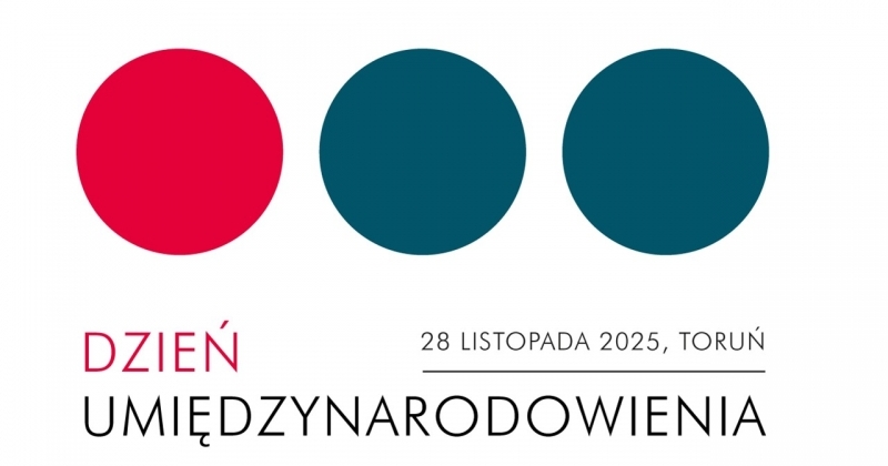 Plakat informacyjny na czystym, białym tle, promujący wydarzenie naukowe. 1. Nagłówek (Logotypy instytucjonalne): W lewym górnym rogu znajduje się czerwony logotyp NAWA ? Narodowej Agencji Wymiany Akademickiej. W prawym górnym rogu umieszczono rząd logotypów funduszy unijnych i państwowych: Fundusze Europejskie dla Rozwoju Społecznego, flaga Rzeczypospolitej Polskiej oraz flaga Unii Europejskiej z dopiskiem "Dofinansowane przez Unię Europejską". 2. Element graficzny: Poniżej logotypów, w górnej części plakatu, umieszczone są w poziomie trzy duże, pełne koła o jednakowej wielkości. Pierwsze od lewej jest w kolorze intensywnej czerwieni (magenta), dwa kolejne są w kolorze ciemnego morskiego turkusu. 3. Tytuł wydarzenia: Pod kołami znajduje się główny tytuł wydarzenia zapisany bezszeryfową czcionką. Słowo ?DZIEŃ? jest napisane kolorem czerwonym. Obok niego, mniejszym, czarnym drukiem, znajduje się dopisek: ?KONSULTACJE ŚRODOWISKOWE?, oddzielony poziomą kreską. Poniżej, bardzo dużymi, czarnymi literami widnieje słowo: ?UMIĘDZYNARODOWIENIA?. 4. Tematyka: Poniżej tytułu znajduje się tekst wyjaśniający temat spotkania, wyśrodkowany, czarnym kolorem: ?WYDAWNICTWA NAUKOWE ? PUBLIKACJE NAUKOWE, MIĘDZY WYDAJNOŚCIĄ A DOSKONAŁOŚCIĄ NAUKOWĄ?. 5. Data i miejsce: W lewym dolnym rogu widnieje data i miasto: ?28 listopada 2025, Toruń?. 6. Stopka (Organizatorzy i partnerzy): W prawym dolnym rogu znajdują się dwa logotypy: Po środku dołu: czarne logo "wydawnictwo adam marszałek" z grafiką otwartej książki. Po prawej stronie: granatowo-żółte logo Uniwersytetu Mikołaja Kopernika w Toruniu (UMK).