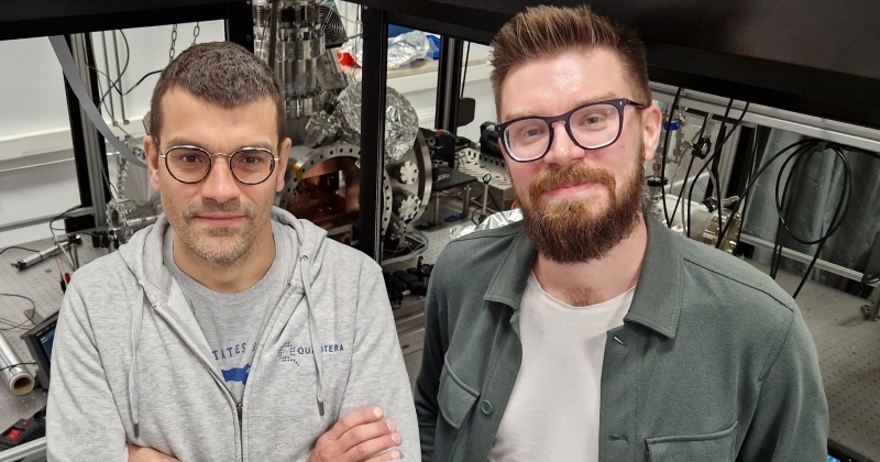 prof. dr hab. Piotr Wcisło i dr Hubert Jóźwiak w laboratorium