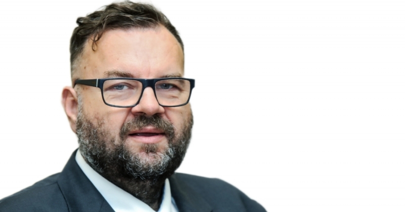 Prof. Tomasz Jarmużek na białym tle