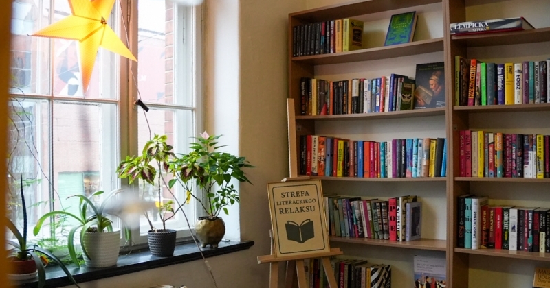 Ujęcie na regały z książkami w Bibliotece WH z elementami świątecznymi.